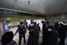 1호선 종로3가역 '연기' 브레이크 과열 추정...현재 정상 운행중