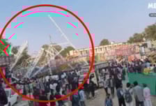 [영상] "쾅" 갑자기 두 동강 난 놀이기구…인도 축제서 14명 부상