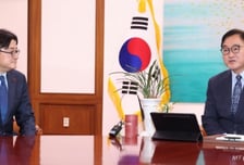 우원식 "국민투표법 개정 관심 부탁"…홍익표 "잘 마무리되도록 소통"