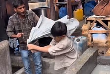 "손빨래 해봐" 한국인 엄마 말에 아들 '철썩철썩'…찬사 보낸 인도