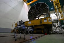 공장 곳곳 네발로… '안전' 지키는 로봇개