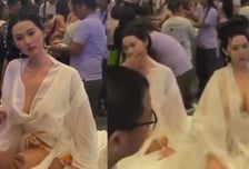 가슴 풀어헤친 실리콘 AI인형 '주물럭'..."섬뜩" vs "기술 시연일 뿐"