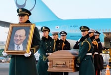 이해찬 前 총리 시신 국내 도착…金총리·與지도부 등 영접