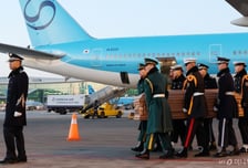 [사진]운구 차량으로 이동하는 고 이해찬 수석부의장