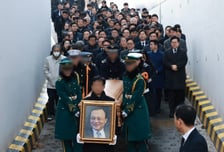 "청천벽력 같은 비보" 故이해찬 고국으로…與의원들 눈물[현장+]