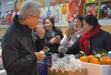한국선 "깐부"·중국서 과일 먹방…美·中 '조정자'로 뜬 AI 황제