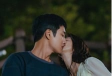 '스프링 피버' 이주빈, 안보현 향한 기습 볼뽀보..봄을 불러오는 선남선녀 .