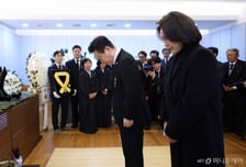 이재명 대통령 부부, 故 이해찬 전 총리 조문…손수건 꺼내 '눈물'