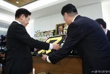 이재명 대통령, 故 이해찬 총리에 직접 훈장 가져다 추서…특단 예우