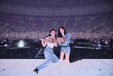 다비치 공연서 뿌린 '전화번호' 논란…"연락하지 마세요" 무슨 일?