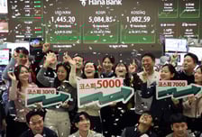 관세 쇼크 뚫고… '80만닉스' 찍었다