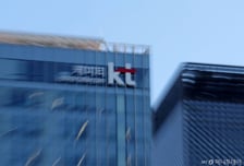 KT 내홍 격화…사외이사 비리 적발 vs 이사회 흔들기