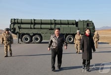 방사포 시험사격 참관 北 김정은…"9차 당대회서 핵전쟁 억제력 강화"