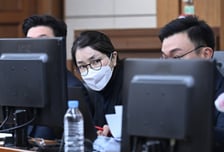 '1년8개월' 선고 뒤 무표정 김건희…무죄 부분, 변호인에 확인하기도