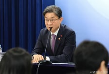 이억원 "소멸시효 기계적 연장 바꿔야"..신한銀 "2700억 채권 감면"