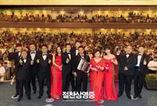 역주행 흥행의 아이콘 '신의악단', 이러다 '만약에 우리' 잡겠네!