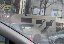 강남 학원가에 웬 캠핑카?…"월세 수백 주느니" 엄마들 이렇게까지