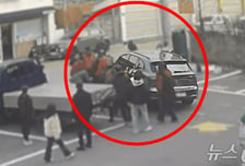 "사람이 깔렸어요!" 여기저기서 달려들어 SUV 번쩍…5분 만에 구조