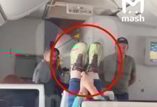 비행기 앞좌석에 두 발 올리고 쿵쿵…등받이 젖혔다고 황당 복수