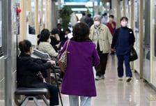 비급여 진료에 月 2조 넘게 쓴다…도수치료 4위, 1위는...