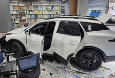 카페 돌진해 유리창 '산산조각'…60대 운전자 주차 중 사고