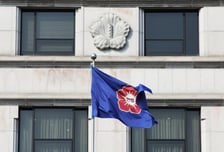 "주말 밤이라 못 만나" 변호인 접견 막은 교도소…헌재 "위헌"