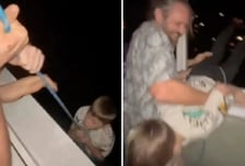 울부짖는 아들 7층 창문에 매달고…"찍어, 찍어" 카메라 앞 활짝