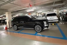 빈자리도 있는데...경차 주차면 3칸 점령한 '민폐 주차'