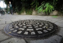 "맨홀 밟자마자 뒤집어졌다"…멀쩡히 달리던 차가 '데굴', 3명 부상