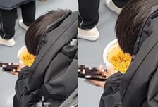 "이게 맞냐" 냄새 진동하는데...지하철 안에서 '라면' 먹은 학생들