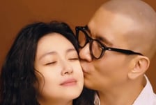 '故 서희원 1주기' 앞두고…구준엽, 묘비 지키는 근황 포착