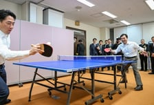 함께 탁구 친 韓日 국방장관…"교류협력 확대·수색구조훈련 재개"