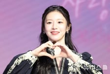 "자기야 두쫀쿠 먹을래?"…커피차+두쫀쿠 인증한 고윤정