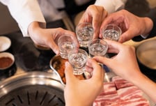 다른 직원 술잔에 물 채워서…회식서 유리잔 던진 상사 '500만원 벌금'