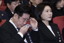 고 이해찬 총리 마지막 길 배웅한 이재명 대통령, '연신 눈물'