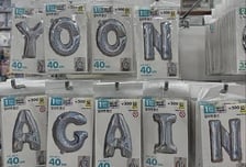 다이소에 등장한 '윤 어게인' 풍선 인증샷…영업방해?