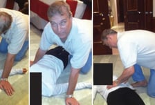 "카메라 바라보며 여성 배 주물"…앤드루 전 왕자 사진에 영국 '발칵'