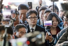 與 "한동훈 콘서트, 티켓 장사"…韓 "민주당 공천뇌물이 진짜 장사"