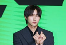 몬스타엑스 막내 아이엠 무대 위 삭발…군 복무 마친 형들이 배웅