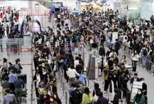 "공짜 여행 갈래?" 유혹에…한국으로 마약 30억원치 나른 외국 남성들