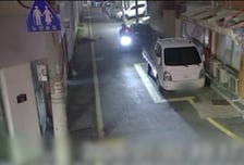 사람 쳐서 쓰러졌는데 4초 '멀뚱'…그대로 튄 배달기사 "일 못 할까봐"