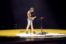 저스틴 비버, 팬티만 입고 그래미 무대에…객석 아내 표정 보니