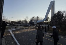 강풍도 아닌데…80m 풍력발전기 반으로 꺾이며 '쿵' 도로 덮쳤다