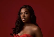 연말 첫 콘서트 앞두고 숨진 유명 여가수…자택서 코브라에 물려 사망