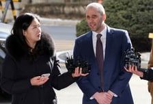 "생리대 99원" 정부에 발맞춘 쿠팡, 농산물 직매입도 늘린다...속내는