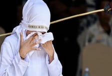 혼외 성관계로 '태형 140대' 맞다 기절…20대 여성, 병원 실려가