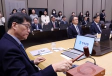 금통위 "해외투자 쏠림에 고환율 장기화 우려"…금리 인하 시점 신중