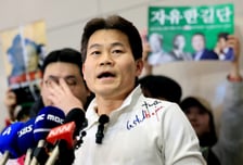 '李대통령 허위사실 유포' 전한길 입국…경찰, 이르면 이번주 소환