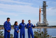 반세기만의 우주비행사 달 궤도 비행…3월로 발사 연기