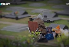 "비 내려도 와야죠"…야윈 구준엽, 서희원 묘 찾아 눈물의 식사